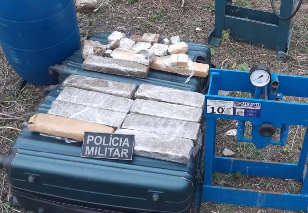 Polícia Militar prende suspeito de tráfico de drogas e apreende prensas hidráulicas