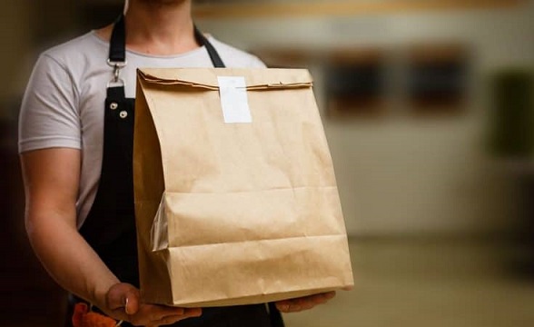 Bares e restaurantes podem funcionar apenas por delivery durante o toque de recolher