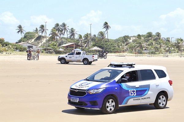 Força-tarefa de combate à Covid-19 fiscaliza faixa de areia em praias de Aracaju