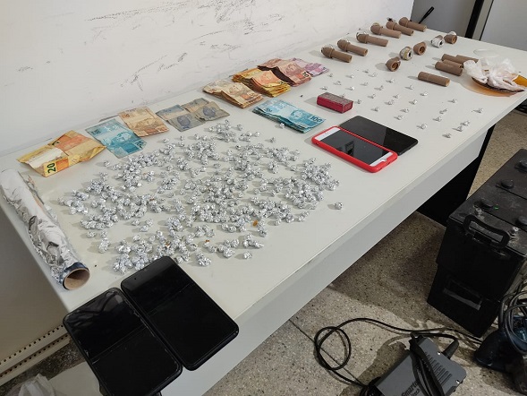 Operação desarticula pontos de tráfico de drogas, prende suspeitos e apreende R$ 3,3 mil no Santa Maria