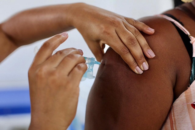 Governo amplia vacinação contra a Covid-19 para idosos de 61 e 62 anos