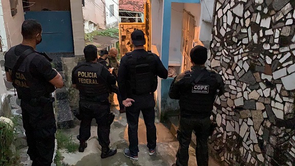 Uma pessoa morre e quatro são presas durante operação contra grupo investigado por assaltar bancos, em Sergipe