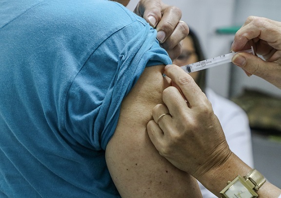 Secretaria de Estado da Saúde recebeu nesta segunda, 09, a primeira remessa da semana de vacinas contra a Covid-19