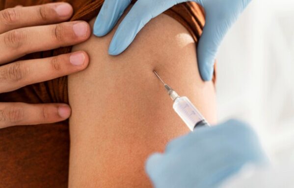 Aracaju vacina adolescentes de 17 anos, disponibiliza repescagem e aplica dose de reforço contra a Covid-19 neste domingo