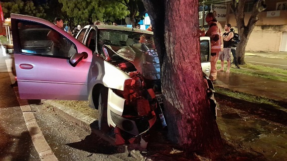 Motorista morre ao bater carro contra árvore no Orlando Dantas