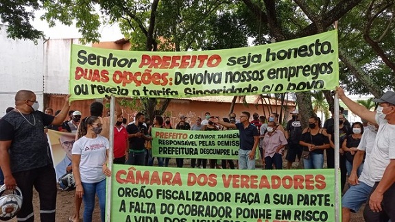 Rodoviários demitidos fazem ato em frente à Prefeitura de Aracaju