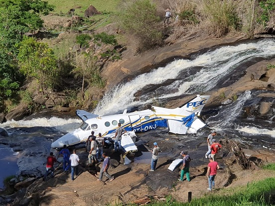 Avião que levava Marília Mendonça cai perto de cachoeira no interior de MG; cantora está bem, diz assessoria