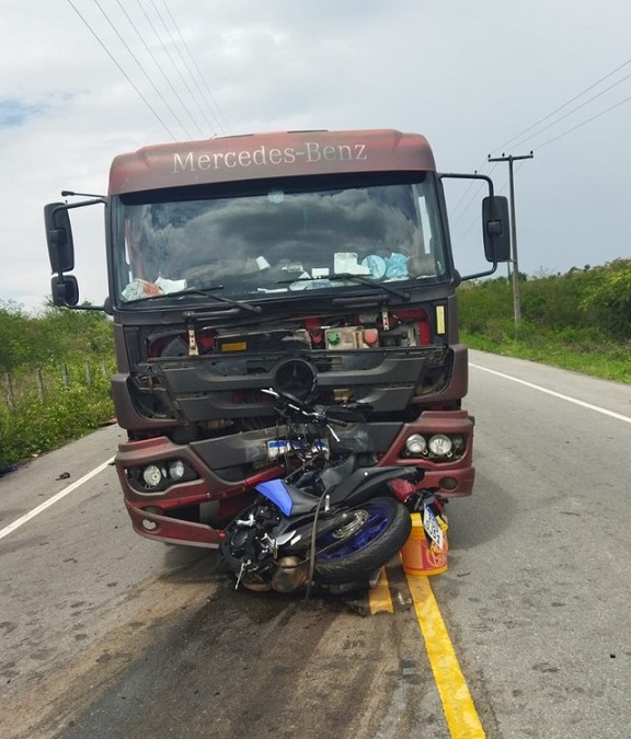 Enfermeiro do Samu morre ao bater moto de frente com caminhão em Olho d'Água das Flores, AL