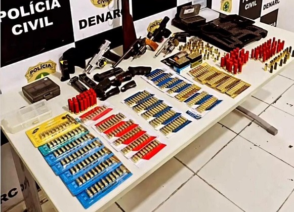 Dois suspeitos de comercializar arsenal de armas e munições são presos na Grande Aracaju