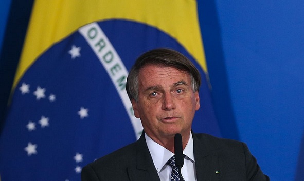 Bolsonaro assina indulto de Natal com benefício a militares e policiais