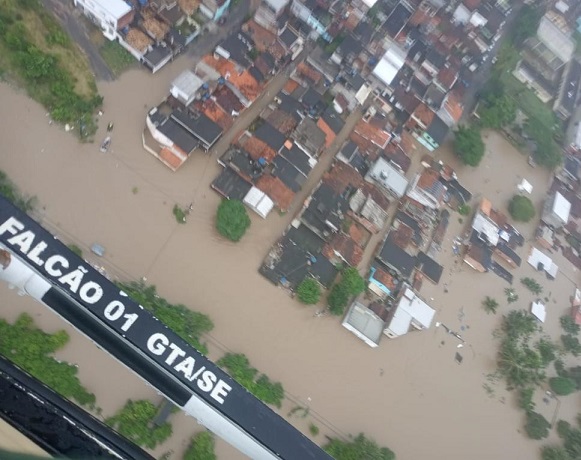 Na Bahia, Tripulação do Grupamento Tático Aéreo de Sergipe resgata vítima que teve casa ilhada