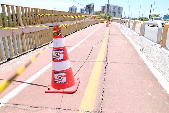Ciclovia da ponte sobre o rio Poxim é interditada pela Defesa Civil