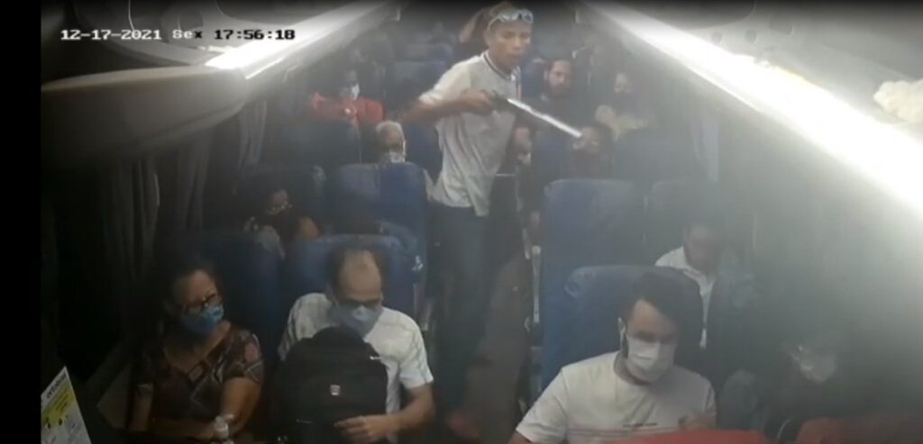 Homem realiza assalto a ônibus intermunicipal e ameaça passageiros
