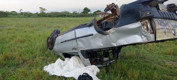 Dois motoristas morrem após capotamento de veículos em Sergipe