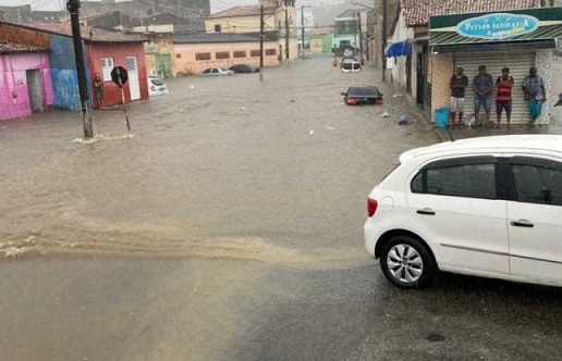 Chuva forte causa transtornos a moradores de Carmópolis; assista vídeo