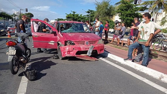 Condutora de motoneta morre em colisão com veículo na avenida Augusto Franco