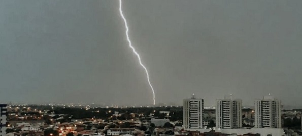 Chuva com raios e trovões é registrada em Aracaju; veja vídeo