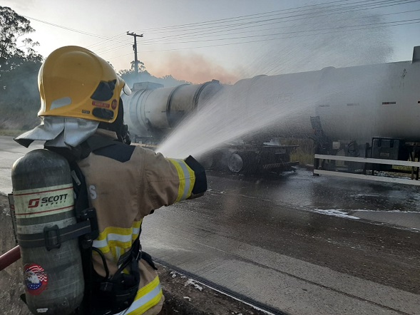 Caminhão que transportava combustível pega fogo em Itaporanga D'Ajuda