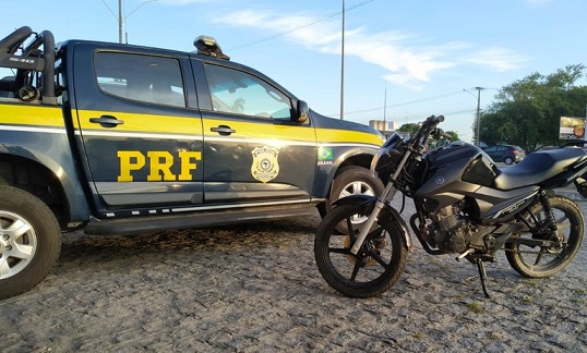 PRF recupera na BR-101 motocicleta roubada momentos antes em Aracaju