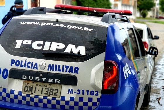 Polícia Militar liberta vigilantes e recupera armas roubadas da Deso em São Cristóvão; um suspeito morreu após disparar contra os o policiais