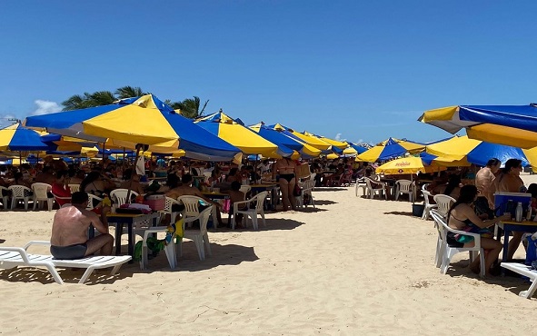 Carnaval tem calor e praias lotadas em Aracaju