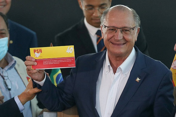 Alckmin se filia ao PSB, saúda petistas e dá novo passo para ser vice de Lula