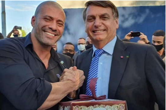 Bolsonaro confronta STF e anuncia decreto que dá perdão de pena a Daniel Silveira