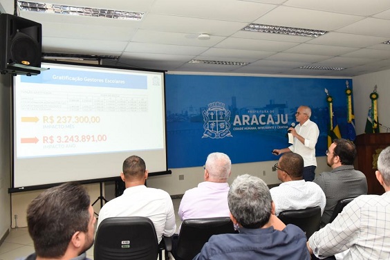 Prefeito de Aracaju anuncia aumento de 5% do salário dos servidores