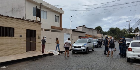 Tatuador é morto a tiros na porta de casa em Aracaju