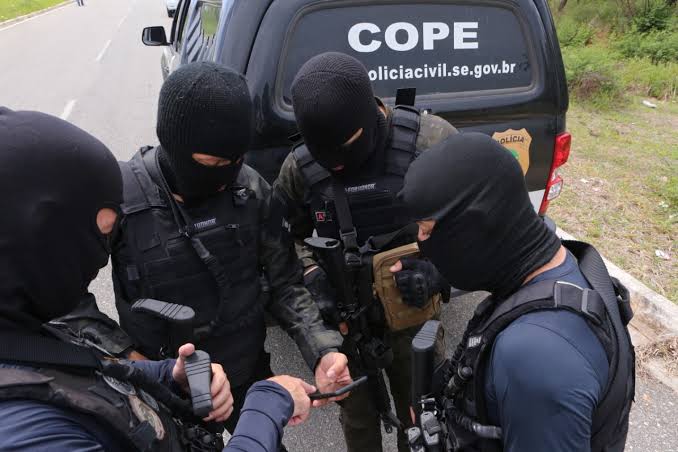 Polícia Militar prende três homens por tráfico de drogas e apreende maconha, Haxixe, balança, papel filme e 53 cartões de crédito
