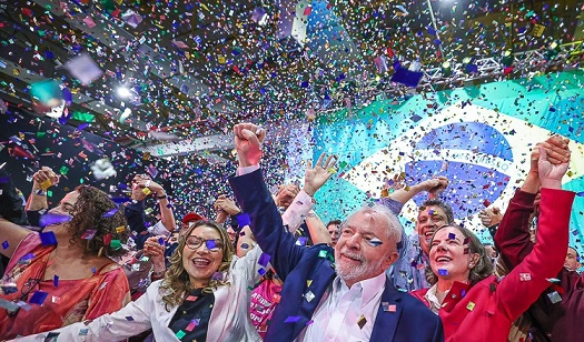Lula se lança pré-candidato a presidente prometendo resgatar o crescimento econômico e a justiça social