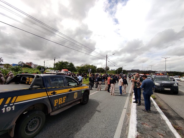 Dois policiais rodoviários são assassinados a tiros na BR-116 em Fortaleza