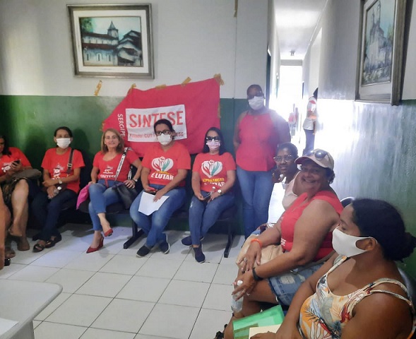 Em protesto, professores ocupam sede da prefeitura da Barra dos Coqueiros