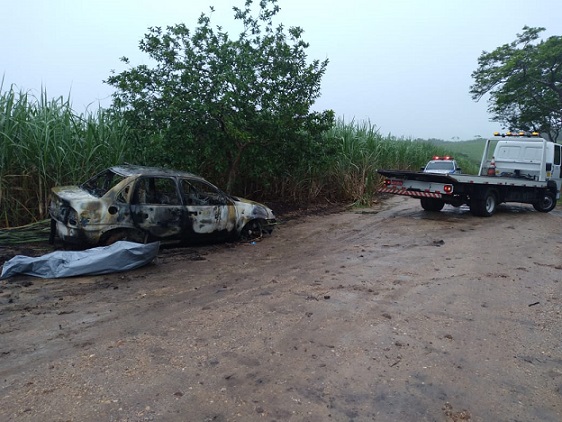 Corpo carbonizado dentro de carro com placa de Pernambuco é encontrado em Sergipe