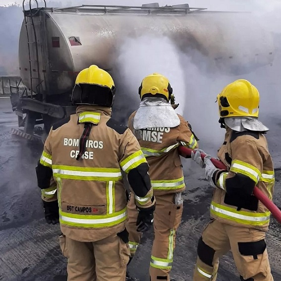 Corpo de Bombeiros combate incêndio em carreta carregada de combustível na BR-101