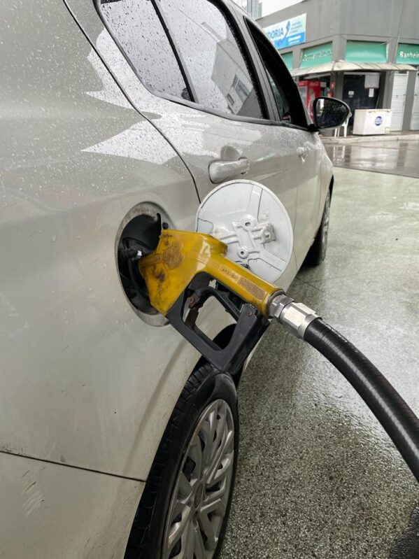 A Petrobras anunciou nesta sexta-feira (17) aumentos nos preços da gasolina e do diesel para as distribuidoras.