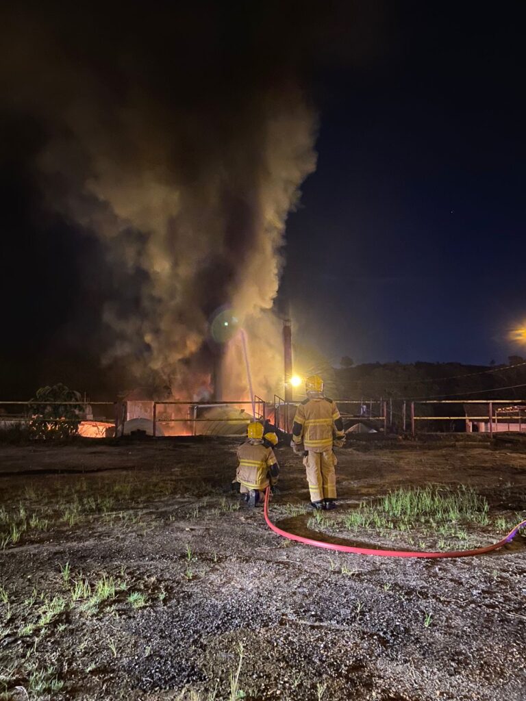 Corpo de Bombeiros combate incêndio em fábrica de asfalto no município de São Cristóvão
