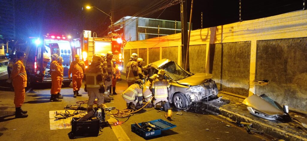 Homem perde o controle do veículo, colide em poste e morre em Aracaju
