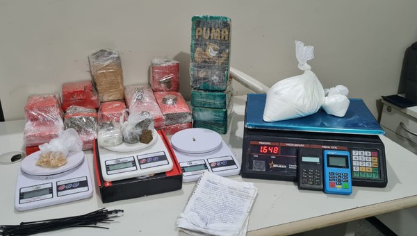 Homem é preso com 12kg de drogas dentro de casa em Aracaju