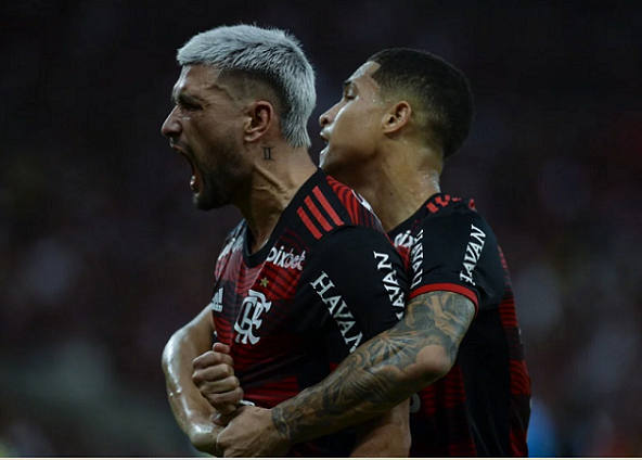 Arrascaeta brilha, Flamengo vence o Atlético-MG no Maracanã e se classifica na Copa do Brasil