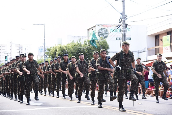 Apenas militares desfilam na Avenida Barão de Maruim no dia 7 de setembro em Aracaju