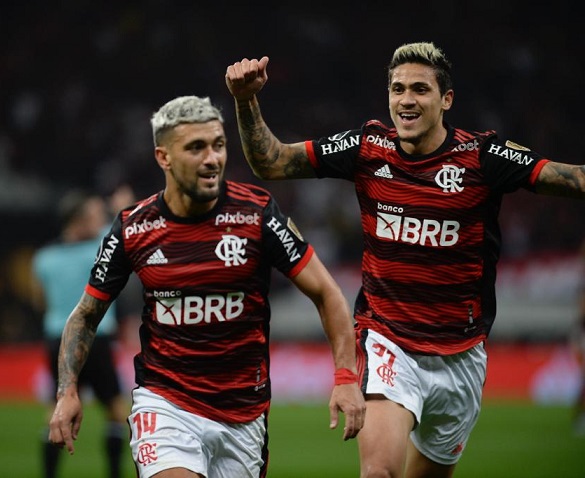 Flamengo vence Corinthians e abre vantagem nas quartas da Libertadores