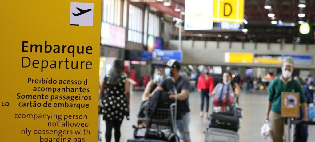 Anvisa desobriga uso de máscaras em aviões e aeroportos do Brasil