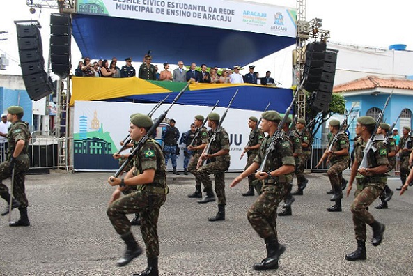 Bicentenário da Independência é celebrado com desfile de militares em Aracaju