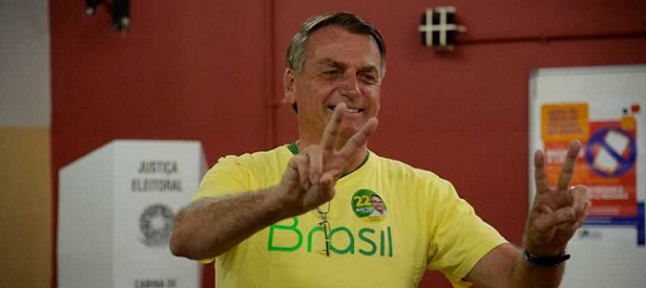 Bolsonaro vota às 8h02 no Rio, fala em vitória e não comenta sobre Zambelli.