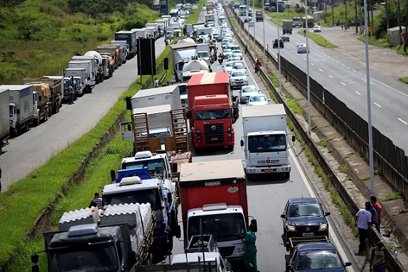 Justiça ordena PRF a acabar com protesto de caminhoneiros em todo Brasil