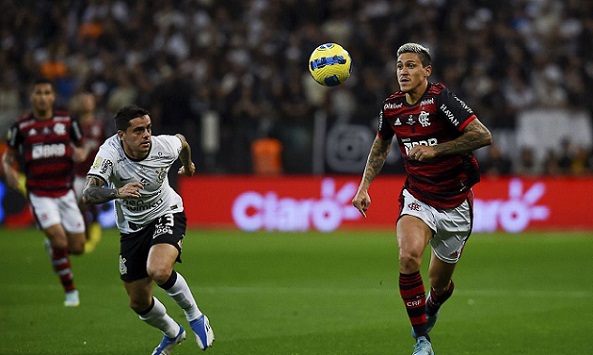 Flamengo e Corinthians buscam título da Copa do Brasil no Maracanã