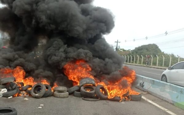 Protesto na ponte que liga Aracaju à Barra dos Coqueiros deixa trânsito bloqueado por quase 3h