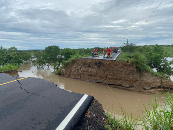 Três carros são 'engolidos' por cratera na rodovia SE-290 após fortes chuvas em Sergipe; uma morte foi confirmada