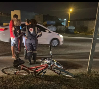 Mulher morre após bicicleta colidir com ônibus escolar na BR-235, em Itabaiana